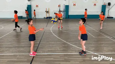 被球迷询问是否会考虑加盟阿森纳，库尼亚大笑回应